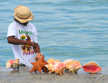 Bahamy, pouliční prodejce suvenýrů