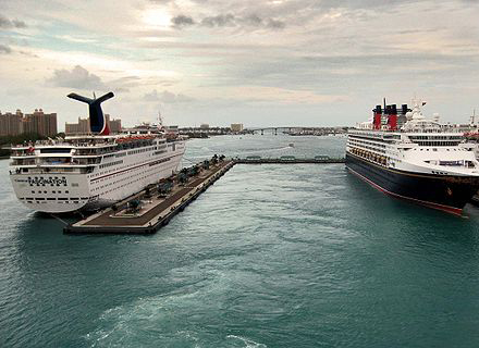 Bahamy, Přístav Nassau, lodě MS Carnival Fascination a MS Disney Wonder