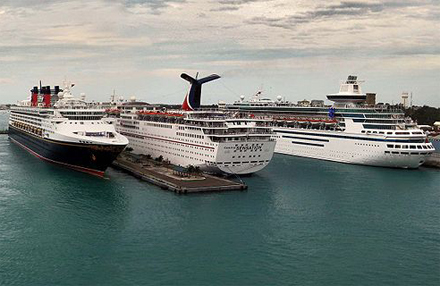 Bahamy, Přístav Nassau, lodě MS Disney Wonder, MS Carnival Sensation a MS Majesty Of The Seas